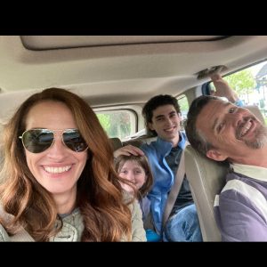 Julia Roberts Instagram - The Sanford Family. We just wanted a nice getaway…
Leave the World Behind in theaters Nov 22 🌎