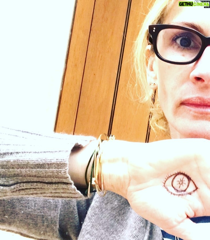 Julia Roberts Instagram - Dear World Leaders, We are watching you. 👁#globalgoals
