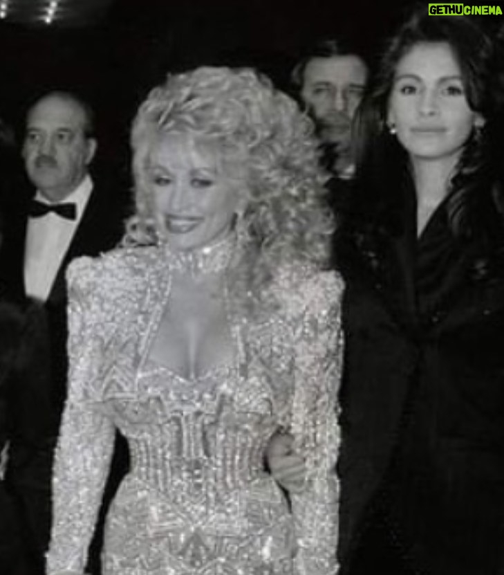 Julia Roberts Instagram - Happy Birthday to the always ✨Dazzling ✨ Dolly! The best in the game, always. 🙌🏼🎂♥