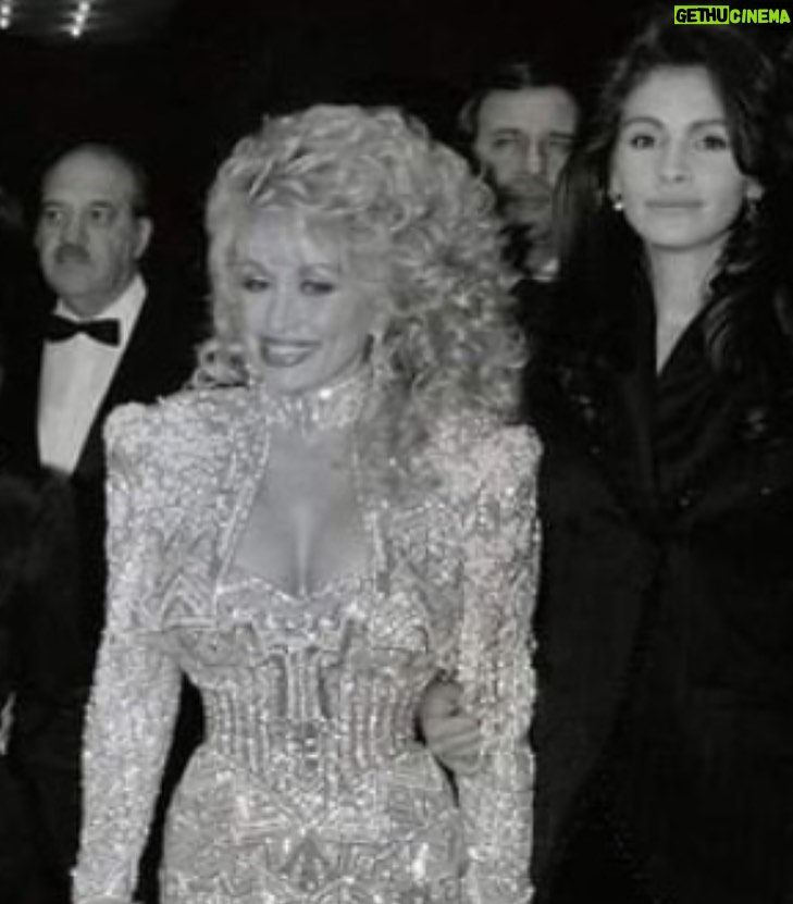 Julia Roberts Instagram - Happy Birthday to the always ✨Dazzling ✨ Dolly! The best in the game, always. 🙌🏼🎂♥️