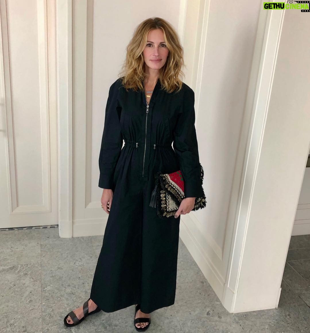 Julia Roberts - 343.5K Likes - Heading out in Malaysia with @girlsopportunityalliance ⭐️