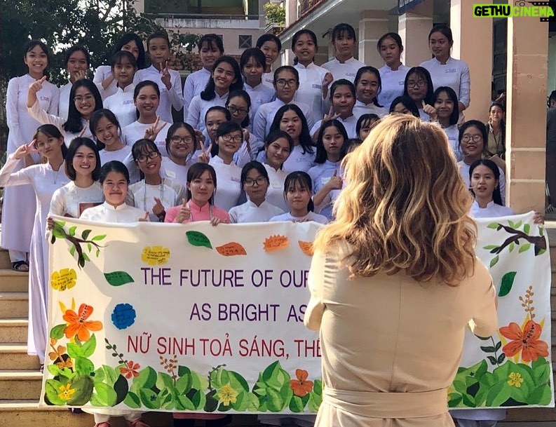 Julia Roberts Instagram - A complete joy to spend the day with @girlsopportunityalliance and these young women. The Future is Bright Indeed. 🌟 Please support work like this in Vietnam and around the 🌍! See my link in bio for how to champion this cause through Girls Opportunity Alliance. ☀