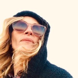 Julia Roberts Instagram - Hello Monday.  You look a lot like Sunday. 😊