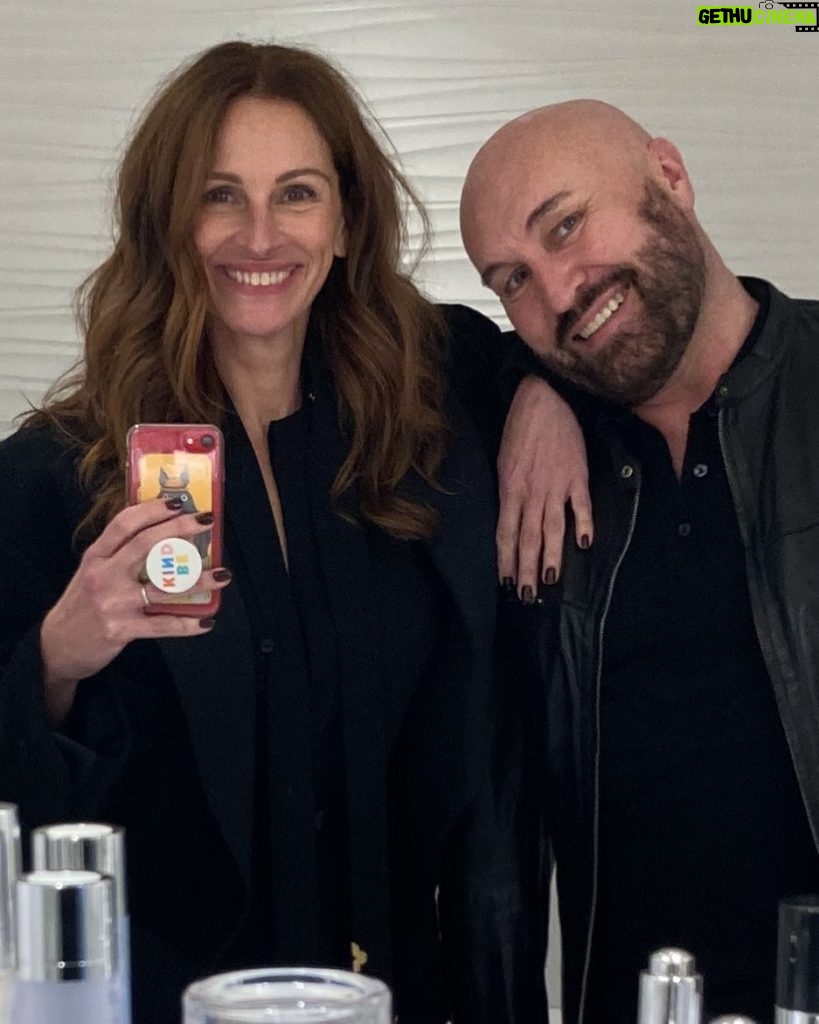 Julia Roberts Instagram - IT’S YOUR BIRTHDAY! 😂 Hope you are wrapped up in love all year!! 🥰🥳
