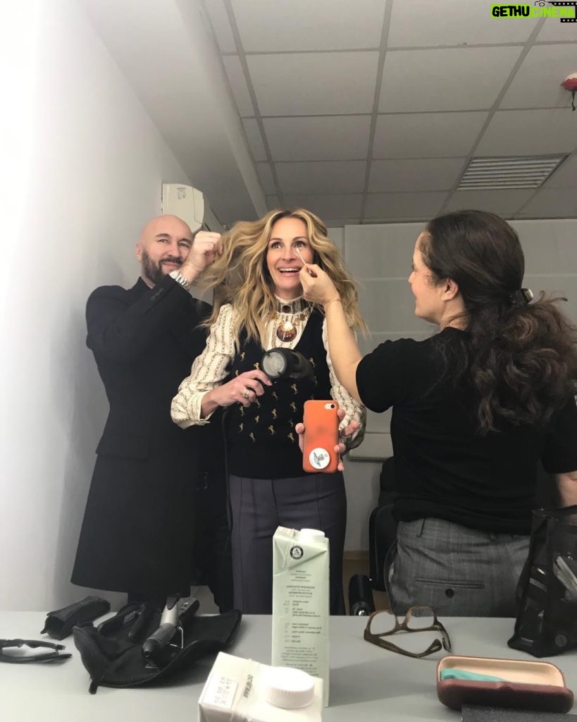 Julia Roberts Instagram - A glimpse of my left handed life 🤹‍♀️ with @sergenormant and @geneviveherr Happy Lefty Day. 🥳