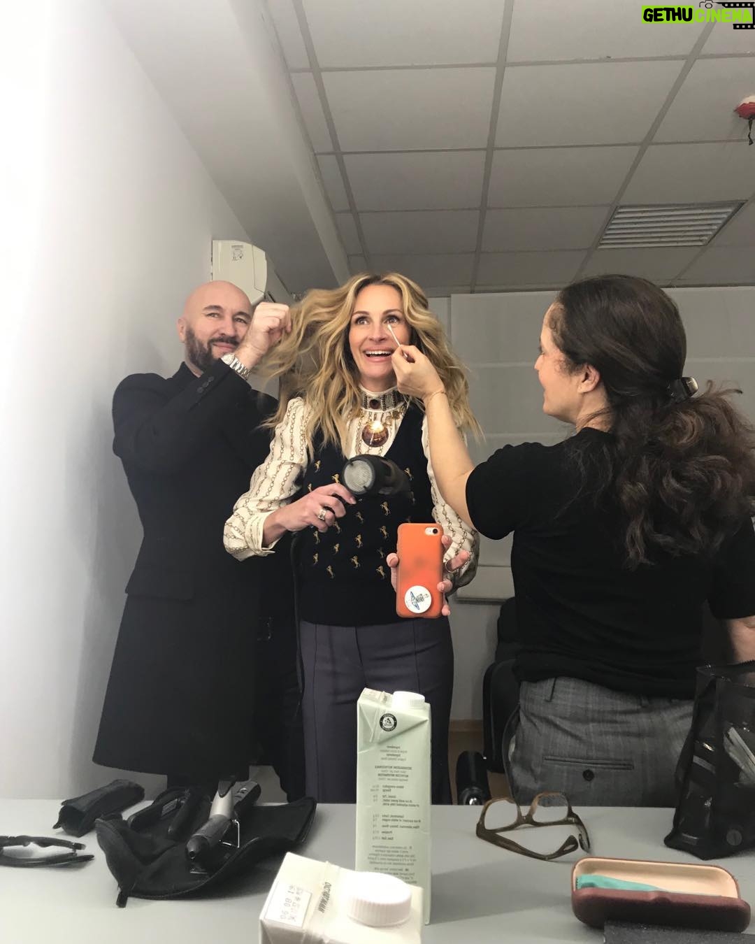 Julia Roberts Instagram - A glimpse of my left handed life 🤹♀️ with @sergenormant and @geneviveherr Happy Lefty Day. 🥳