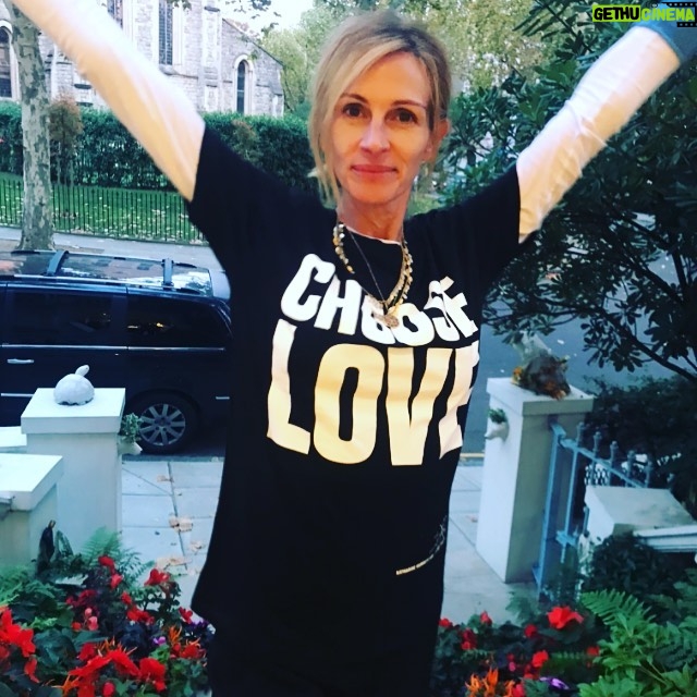 Julia Roberts Instagram - Celebrating 1 Insta-year. Choose Love!💕@helprefugeesuk ✨