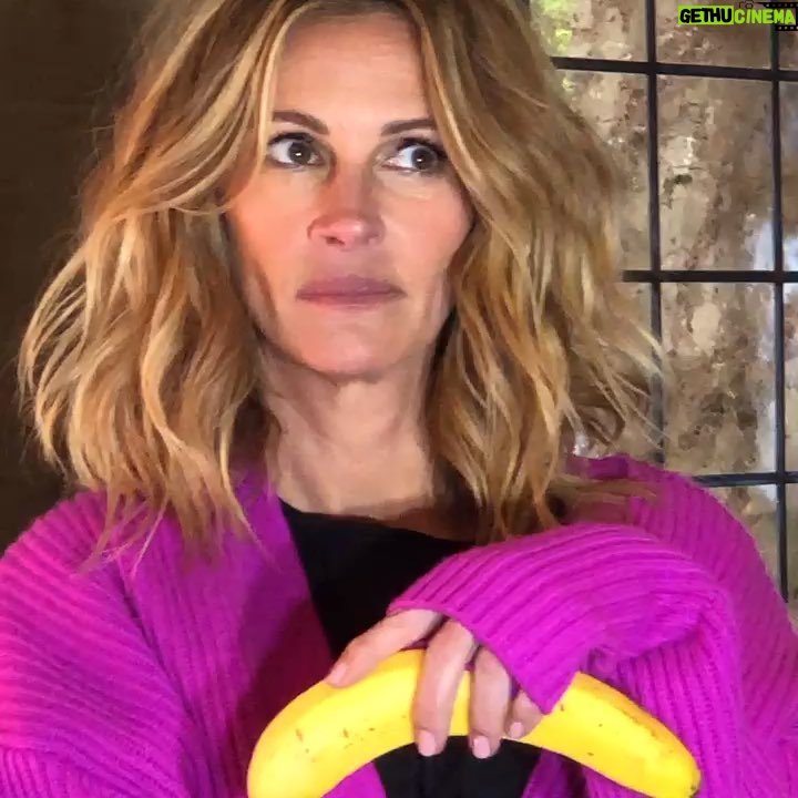 Julia Roberts Instagram - Hello? Happy Faux Boom Friday! 🍌