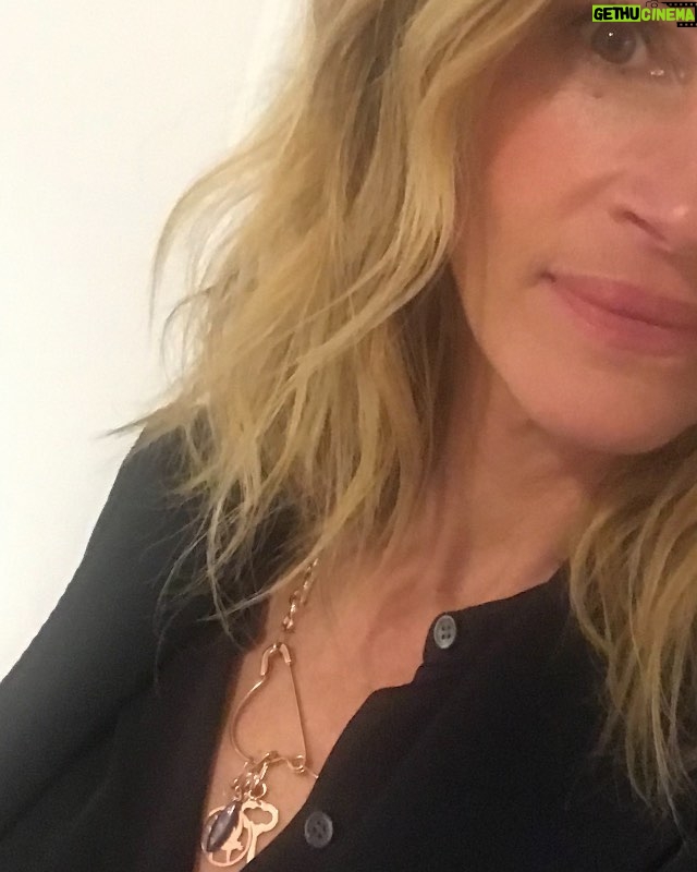 Julia Roberts - 327.7K Likes - Fun work day sporting my @jilliandempsey jewelry 🌟 chatting about Ben is Back. 💕