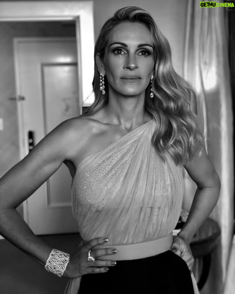 Julia Roberts Instagram - Wanted to Officially express my gratitude to the talented, exceptional people who helped bring my GG look to life last Sunday!!! It does take a village and ours is pretty darn fun!♥️🙏🏻♥️✨♥️🥰
