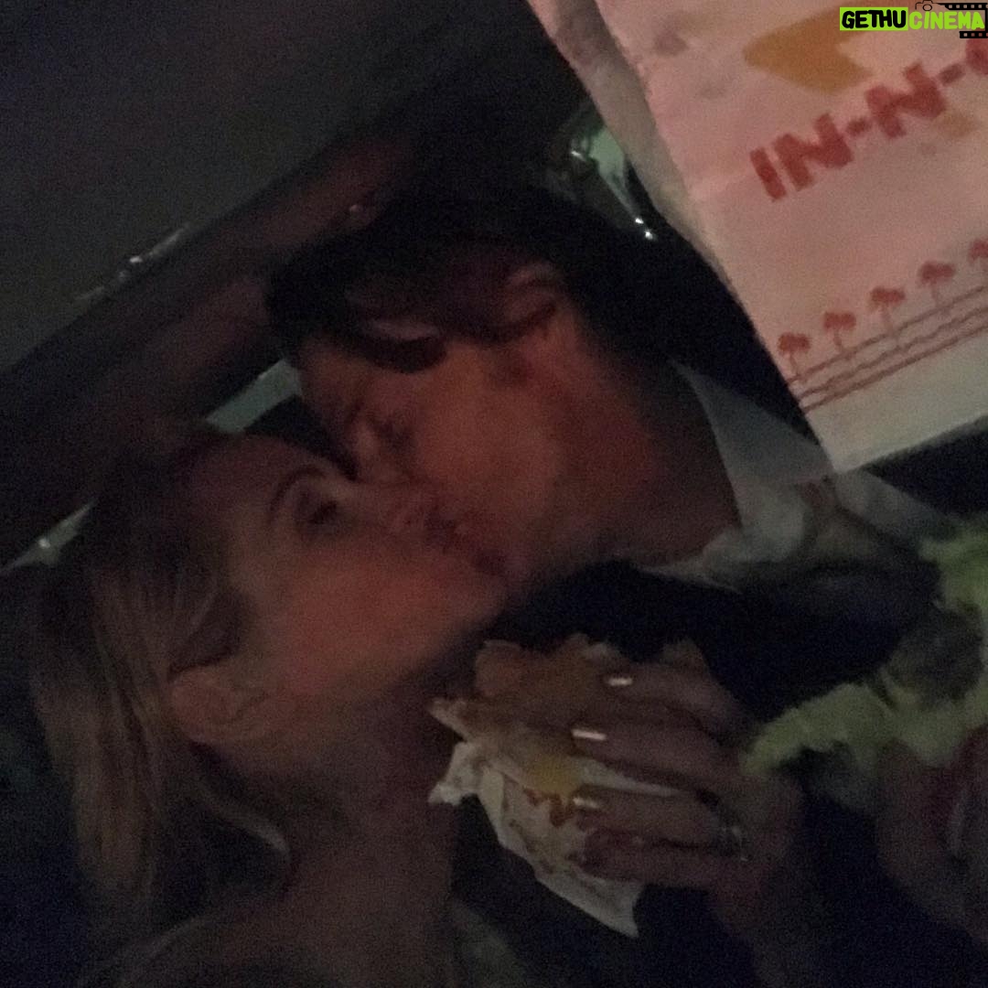 Julia Roberts - 423.9K Likes - Fun Night W My Fella . Congratulations to All! And to all a good ( burger) night. 🥰