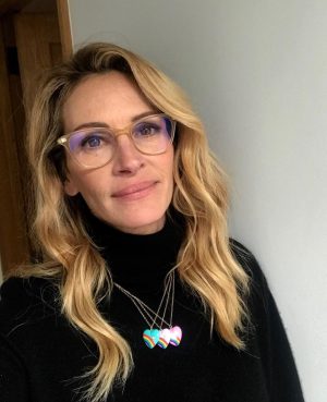 Julia Roberts Instagram - End of an NYC press day 💜💙💛for Ben is Back.🤓