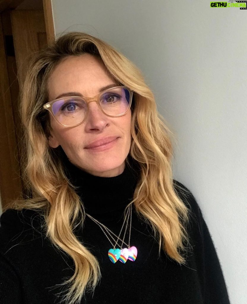Julia Roberts Instagram - End of an NYC press day 💜💙💛for Ben is Back.🤓