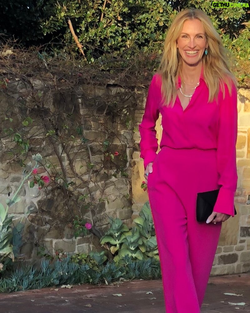 Julia Roberts - 338.2K Likes - Homecoming Premiere 🌟 October Pink 💕 for PES. 💕