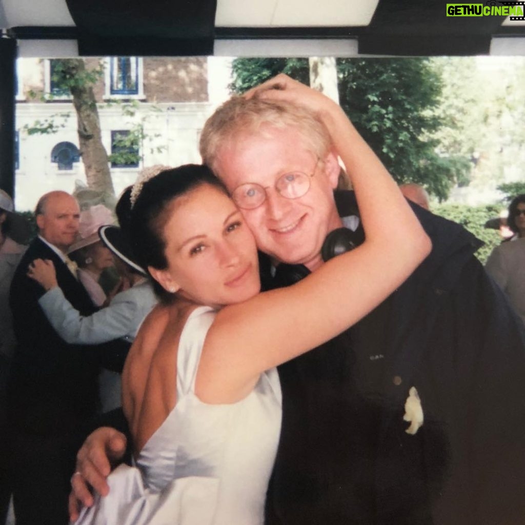 Julia Roberts Instagram - #FBF with the heavenly Richard Curtis during the end scene of his film Notting Hill. 💘