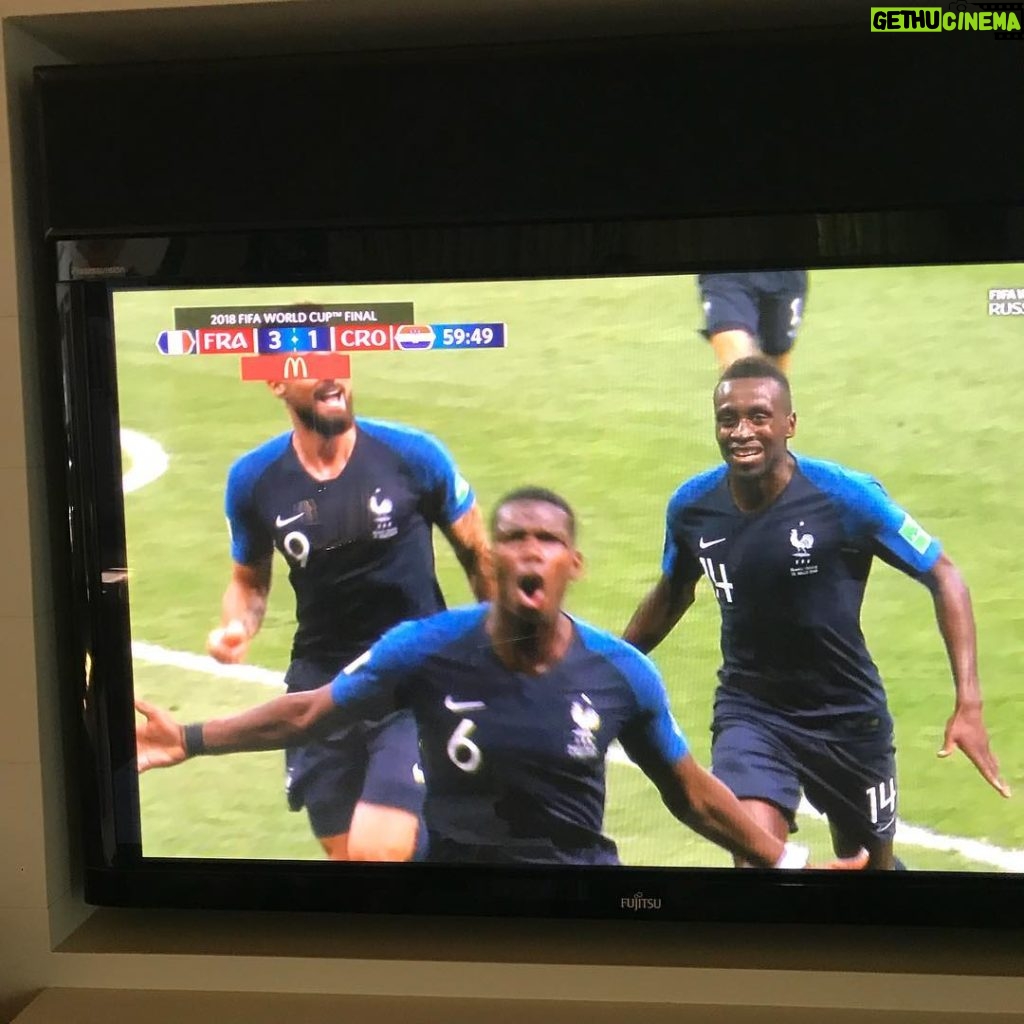 Julia Roberts Instagram - Thrilled for our friend @paulpogba and the incredible team for France. 4-2!Congratulations! 💙🇫🇷❤