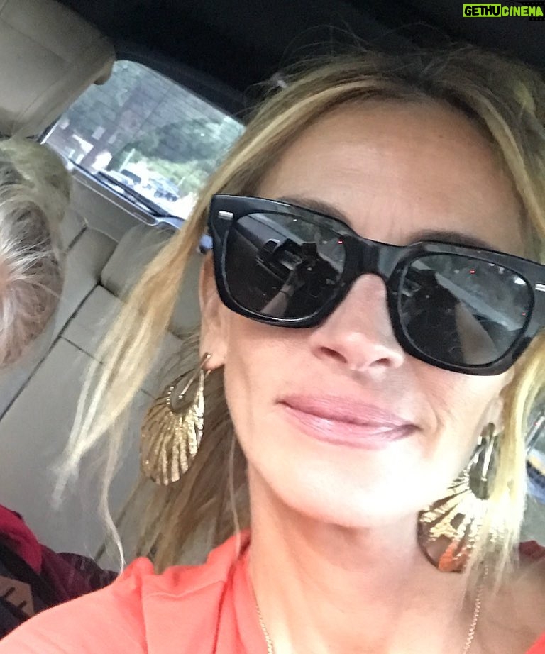 Julia Roberts Instagram - Gentle reminder to PLEASE visit breakbreadnotfamilies.org to participate in the fast or donate to help reunite families. 🙏🏻 And yes, i am at a red light in this pic! 🧡