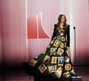 Julia Roberts Instagram - My gown playing favorites!
Huge gratitude to @jeremyscott @elizabethstewart1 @moschino for making my dream dress a reality!🙌🏼 George, so proud to see you receiving this highest of honors @kennedycenter 📺 Dec 28 😄