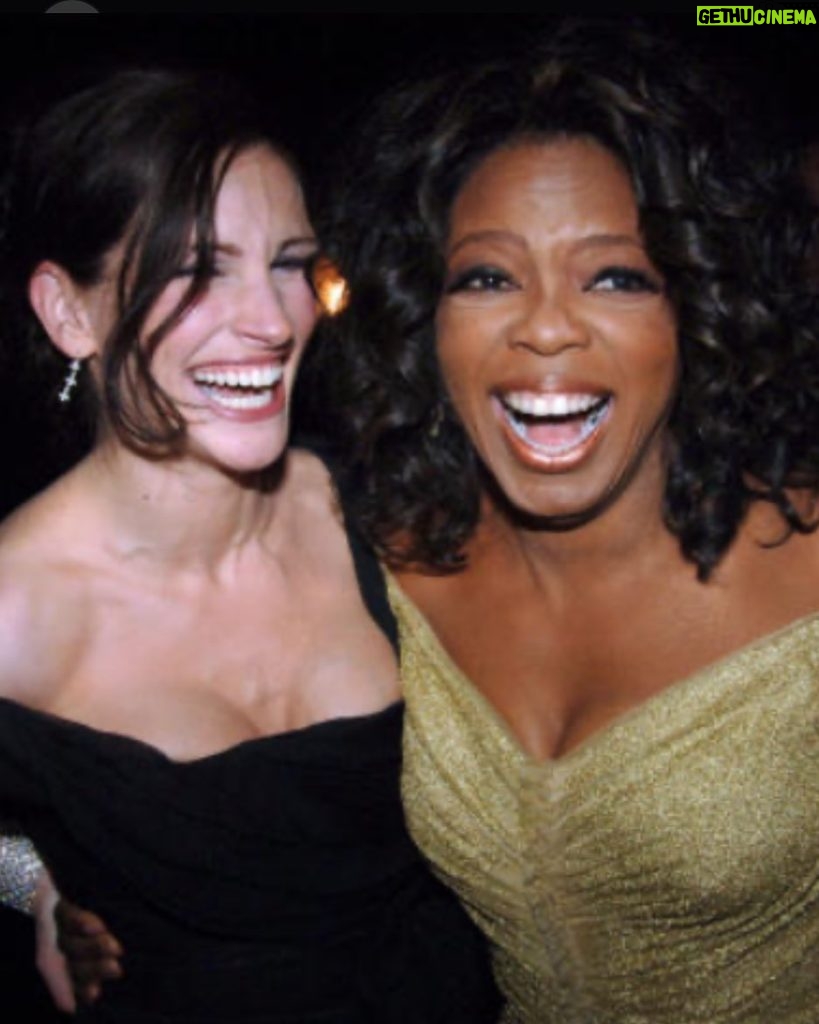 Julia Roberts Instagram - Happiest of Birthdays to the shining,guiding light that is Oprah 🌟. You are one of a kind and I love you utterly. 💞 laughing with you is beyond joyous 😁