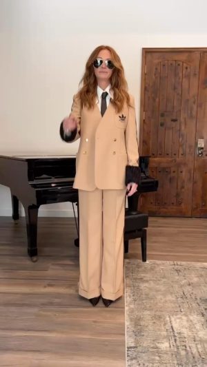 Julia Roberts Instagram - Faux Boom Gucci Friday. ✨✈️ 🎟 🏝 ✨