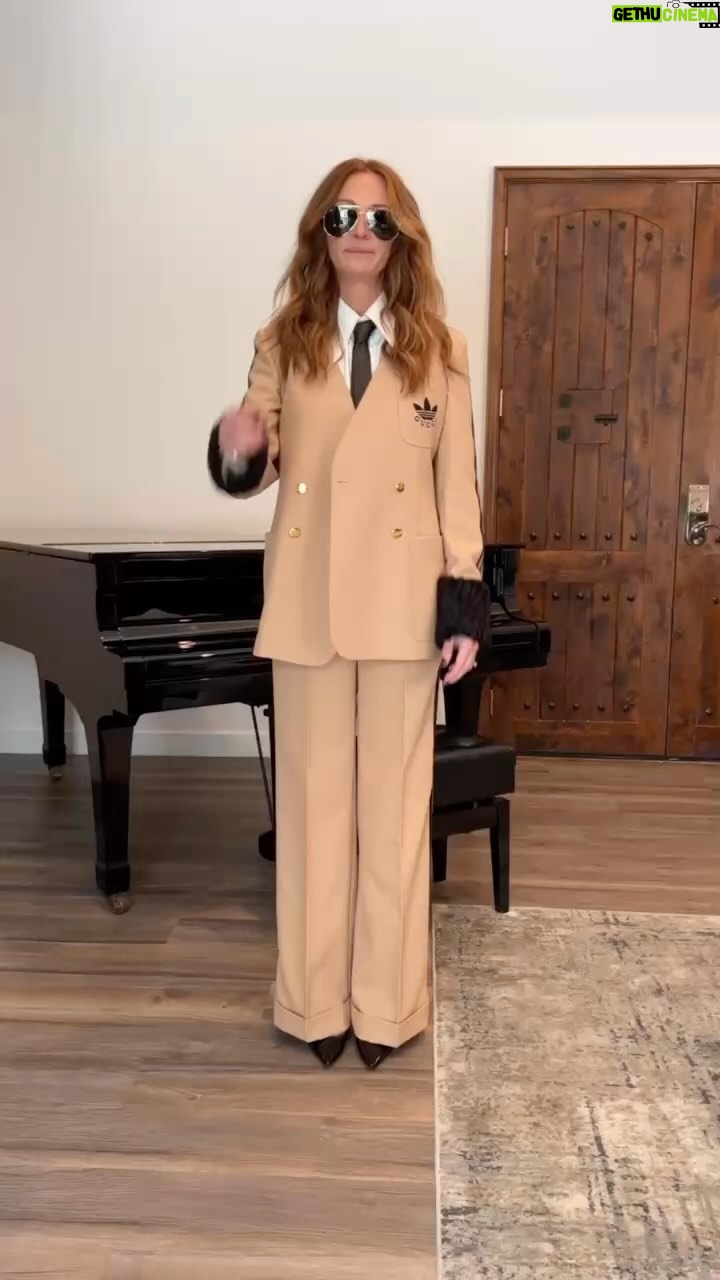 Julia Roberts - 547.9K Likes - Faux Boom Gucci Friday. ✨✈️ 🎟 🏝 ✨