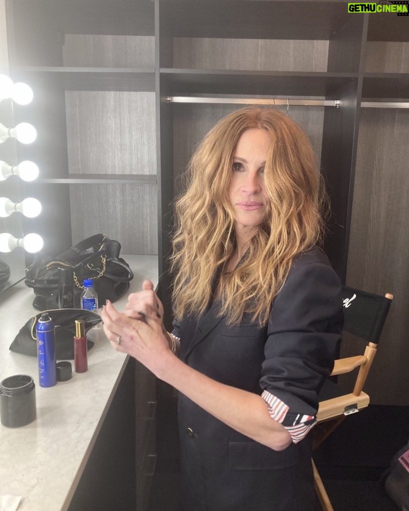 Julia Roberts Instagram - Game Face for @jimmykimmellive tonight. My Dream Big spray @sergenormant giving me CONFIDENCE! ✨🌟✨