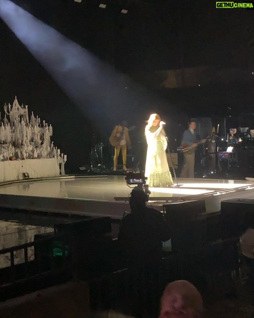 Julia Roberts Instagram - ✨✨ Thank you @florence and @florenceandthemachine for a night of total grace and joy 💫💫💫. And all the dancing!🧡