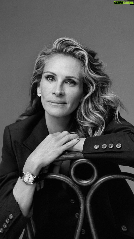 Julia Roberts Instagram - 💃🏼🌟😘🪄💎 🇫🇷🇨🇭 #chopard #chopardhappydiamonds #whatmakesmehappy