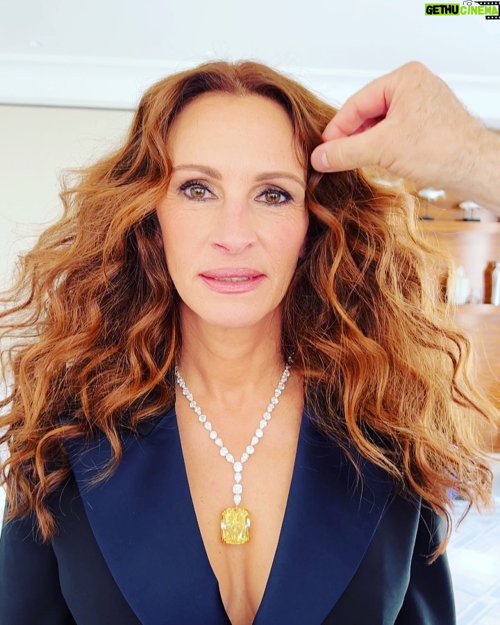 Julia Roberts - 828.4K Likes - Faux Boom From France! 🇫🇷😘❌