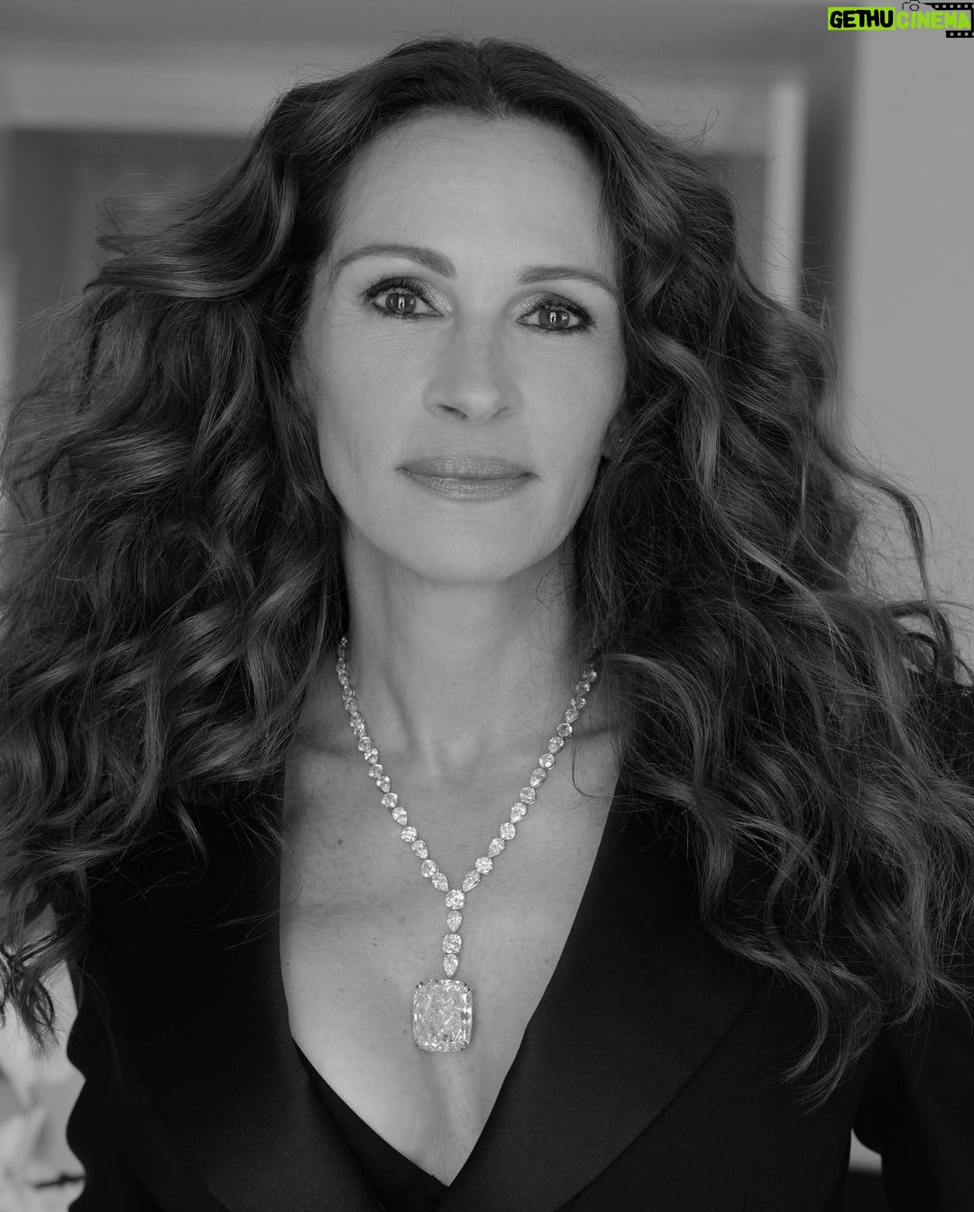 Julia Roberts - 391.7K Likes - Oh this ol’ thing?!?
💙 💎 🇫🇷