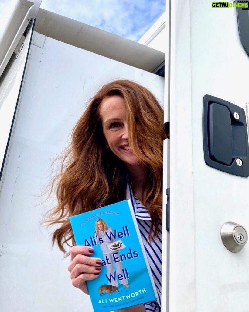 Julia Roberts Instagram - Loving every minute with Ali’s Well That Ends Well! Out today. It’s a must read. Congratulations to @therealaliwentworth 💕😂