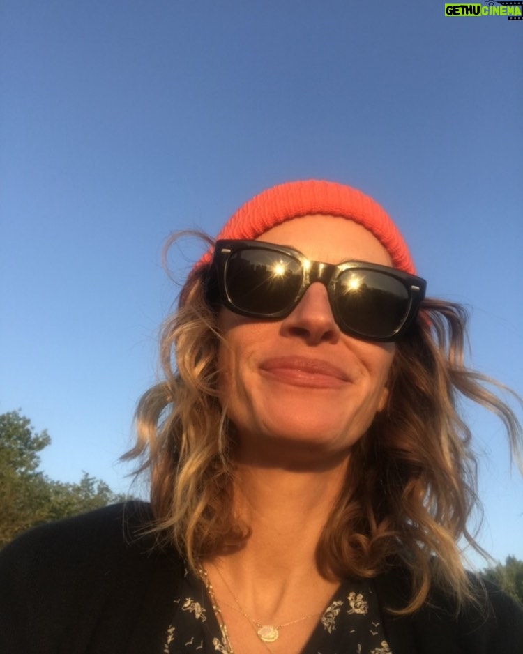 Julia Roberts Instagram - Feeling grateful and thankful 🍁. Happy Thanksgiving to All. 🧡