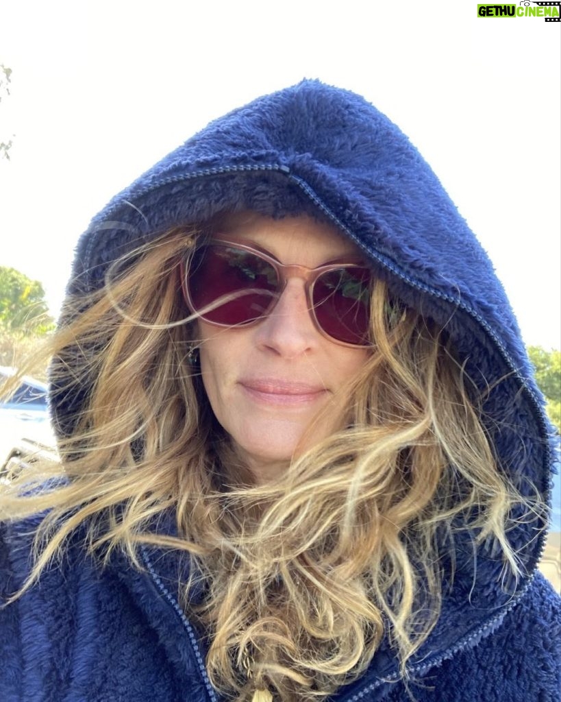 Julia Roberts Instagram - Fully….VACCINATED!!! Grateful beyond measure. If you are not vaccinated and have the GOOD FORTUNE to get vaccinated- go, go,go! #weareinthistogether #🙏🏻