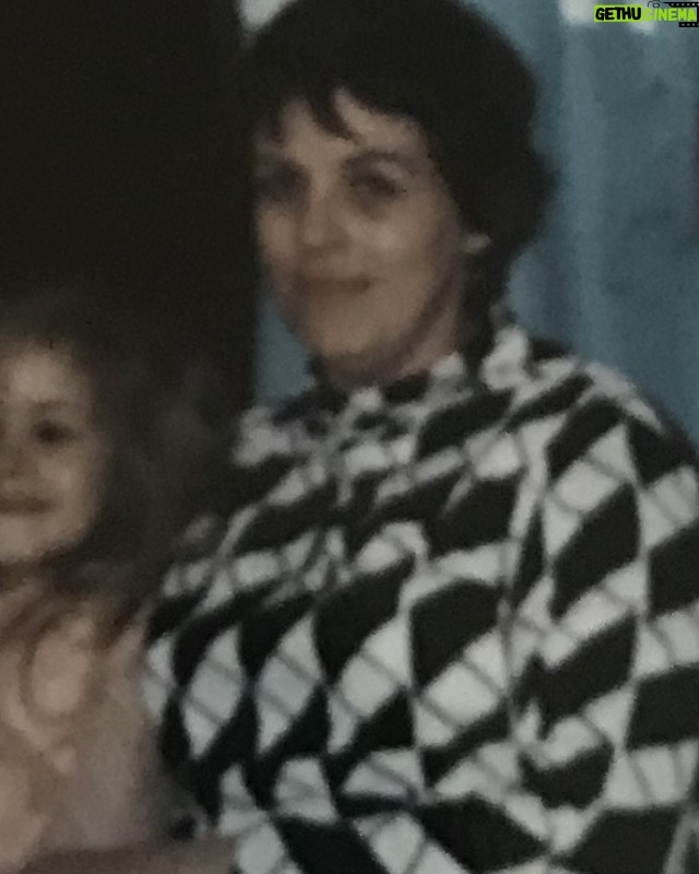 Julia Roberts Instagram - 💜 Me and my sweet Mama #callyourmama☎️♥️