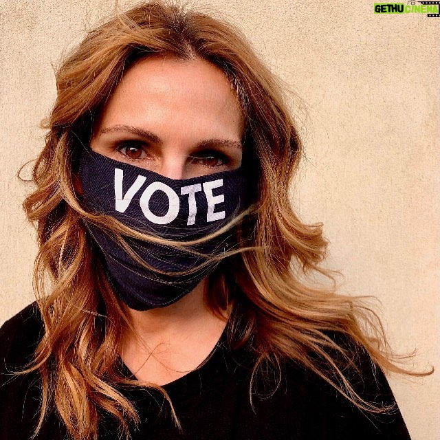 Julia Roberts Instagram - Yep, 💙 VOTE ♥ #weareinthistogether #wearamask #getyourjush #earlyvoting #whenweallvote