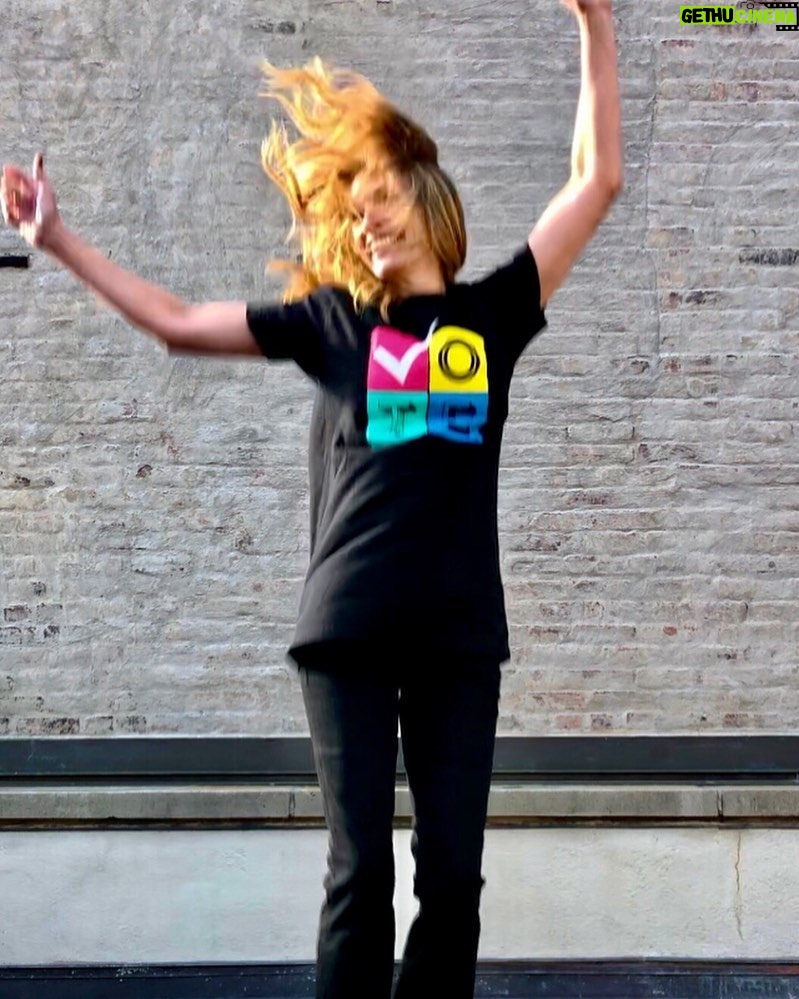 Julia Roberts Instagram - It’s FRIDAY and you can 💙 VOTE❤️ early!!! #weareinthistogether #wearamask #vote #youhaveavoice
