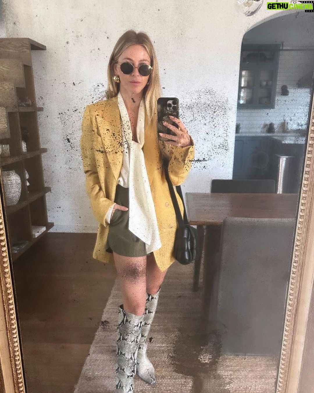 Julianne Hough Instagram - November mirror selfies deserved a space on the grid 📸