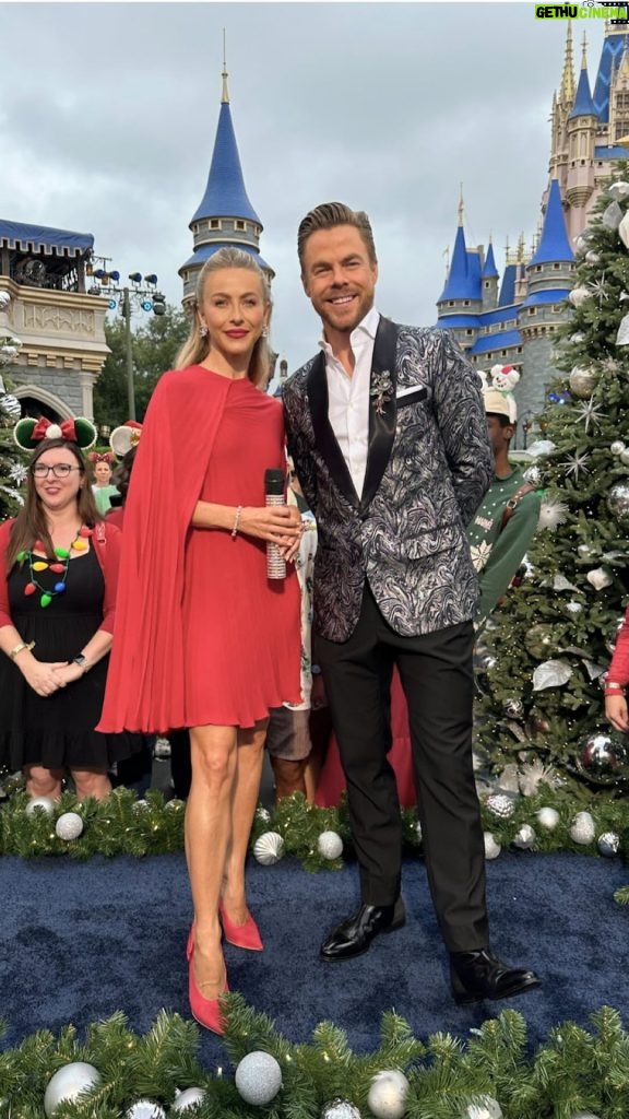 Julianne Hough Instagram - It’s tiiiiiiiime 🎄✨ My favorite holiday tradition is getting to host The Wonderful World of Disney: Magical Holiday Celebration with @derekhough ♥️ Grab a snack, some Mickey ears, and all your holiday cheer because it’s almost showtime! See you tonight at 8/7c! 🎄✨