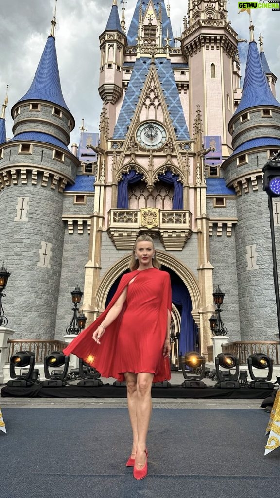 Julianne Hough Instagram - It’s the most wonderful time of the year at the most magical place on earth✨ Watch me and @derekhough return as hosts for The Wonderful World of Disney: Magical Holiday Celebration,’ this Sunday, Nov. 26. XOXO, Disney girl 🎄✨🪄
