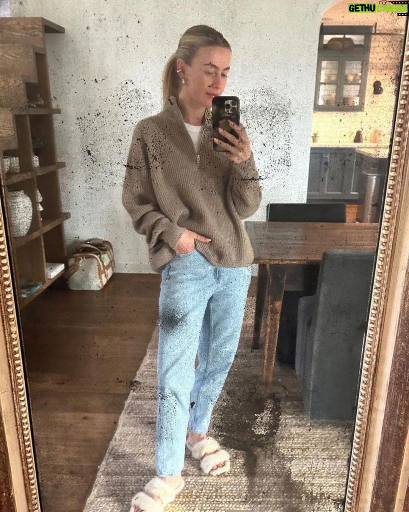 Julianne Hough Instagram - November mirror selfies deserved a space on the grid 📸