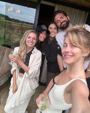 Julianne Hough Instagram - Feeling extra grateful for this life today 🤍

With everything going on in my life, I find it incredibly important to remain intentional with what I do and who I surround myself with. To all of you who have stuck by my side through the last few years (and you know who you are) – I am feeling extra grateful for you today. 

Enjoy spending time with your friends, family, and loved ones today. I know I will 🥰