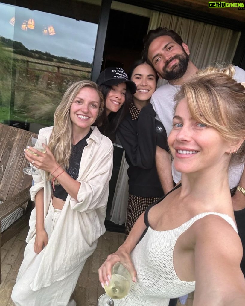 Julianne Hough Instagram - Feeling extra grateful for this life today 🤍 With everything going on in my life, I find it incredibly important to remain intentional with what I do and who I surround myself with. To all of you who have stuck by my side through the last few years (and you know who you are) – I am feeling extra grateful for you today. Enjoy spending time with your friends, family, and loved ones today. I know I will 🥰