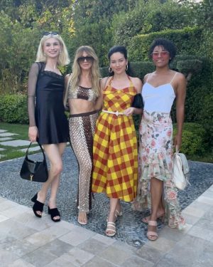 Julianne Hough Instagram - Feeling extra grateful for this life today 🤍

With everything going on in my life, I find it incredibly important to remain intentional with what I do and who I surround myself with. To all of you who have stuck by my side through the last few years (and you know who you are) – I am feeling extra grateful for you today. 

Enjoy spending time with your friends, family, and loved ones today. I know I will 🥰