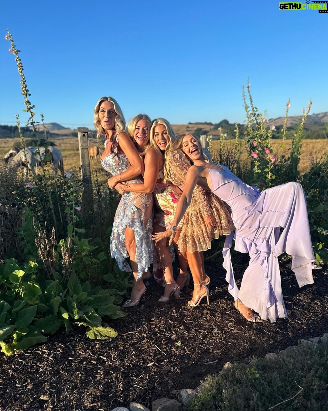 Julianne Hough Instagram - Feeling extra grateful for this life today 🤍 With everything going on in my life, I find it incredibly important to remain intentional with what I do and who I surround myself with. To all of you who have stuck by my side through the last few years (and you know who you are) – I am feeling extra grateful for you today. Enjoy spending time with your friends, family, and loved ones today. I know I will 🥰