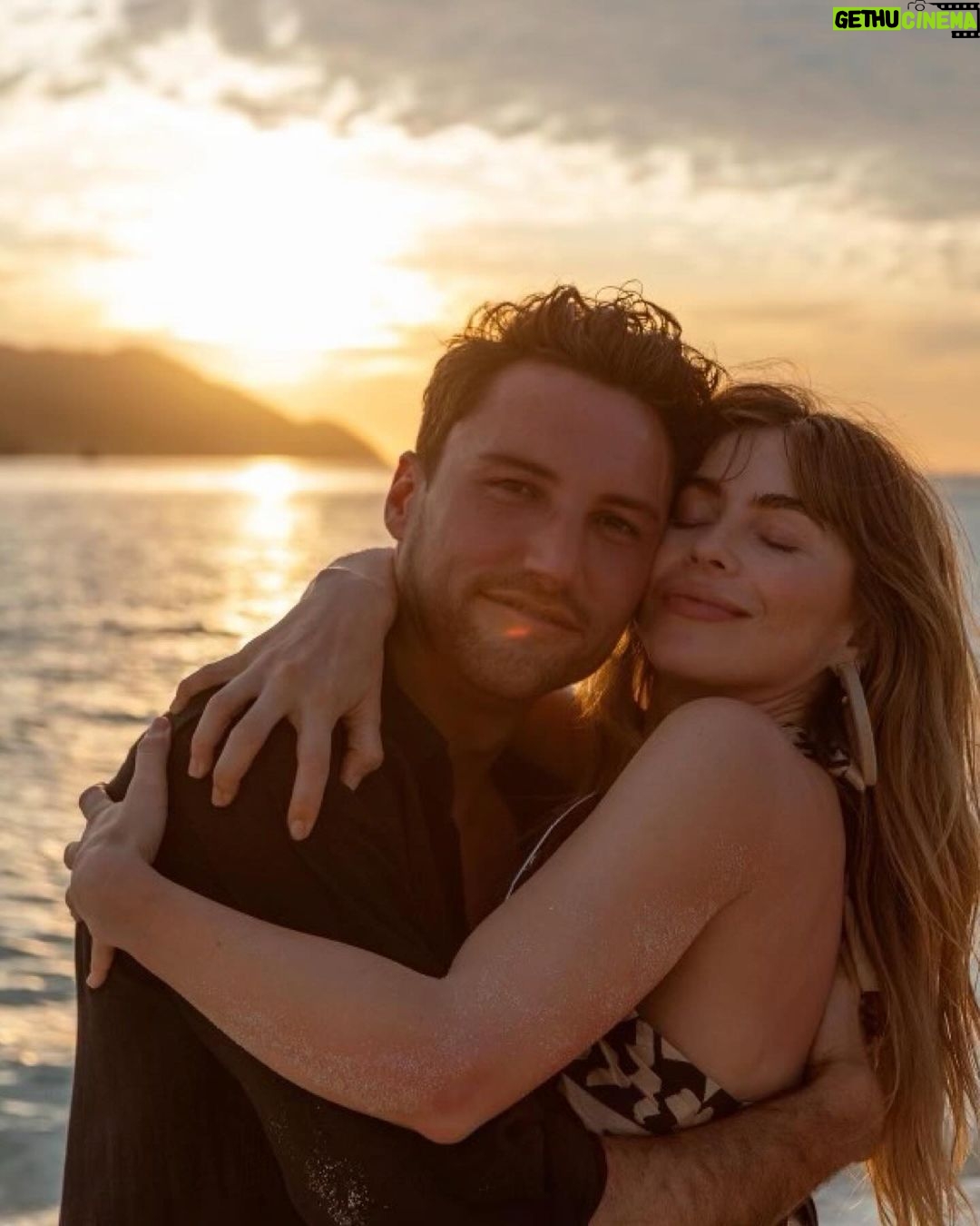 Julianne Hough Instagram - Feeling extra grateful for this life today 🤍 With everything going on in my life, I find it incredibly important to remain intentional with what I do and who I surround myself with. To all of you who have stuck by my side through the last few years (and you know who you are) – I am feeling extra grateful for you today. Enjoy spending time with your friends, family, and loved ones today. I know I will 🥰