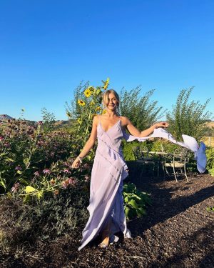 Julianne Hough Instagram - A few of my favorite things… sunflowers and a beautiful @victoriabeckham dress 🌻💜

Sunflowers are some of the most magical flowers I’ve come across, which is why they’re my favorite. They always turn to face the sun and they’re known as a symbol for hope, healing and joy - something I always strive to have in my life and surround myself with. Even named my little one Sunny ☀️🐶