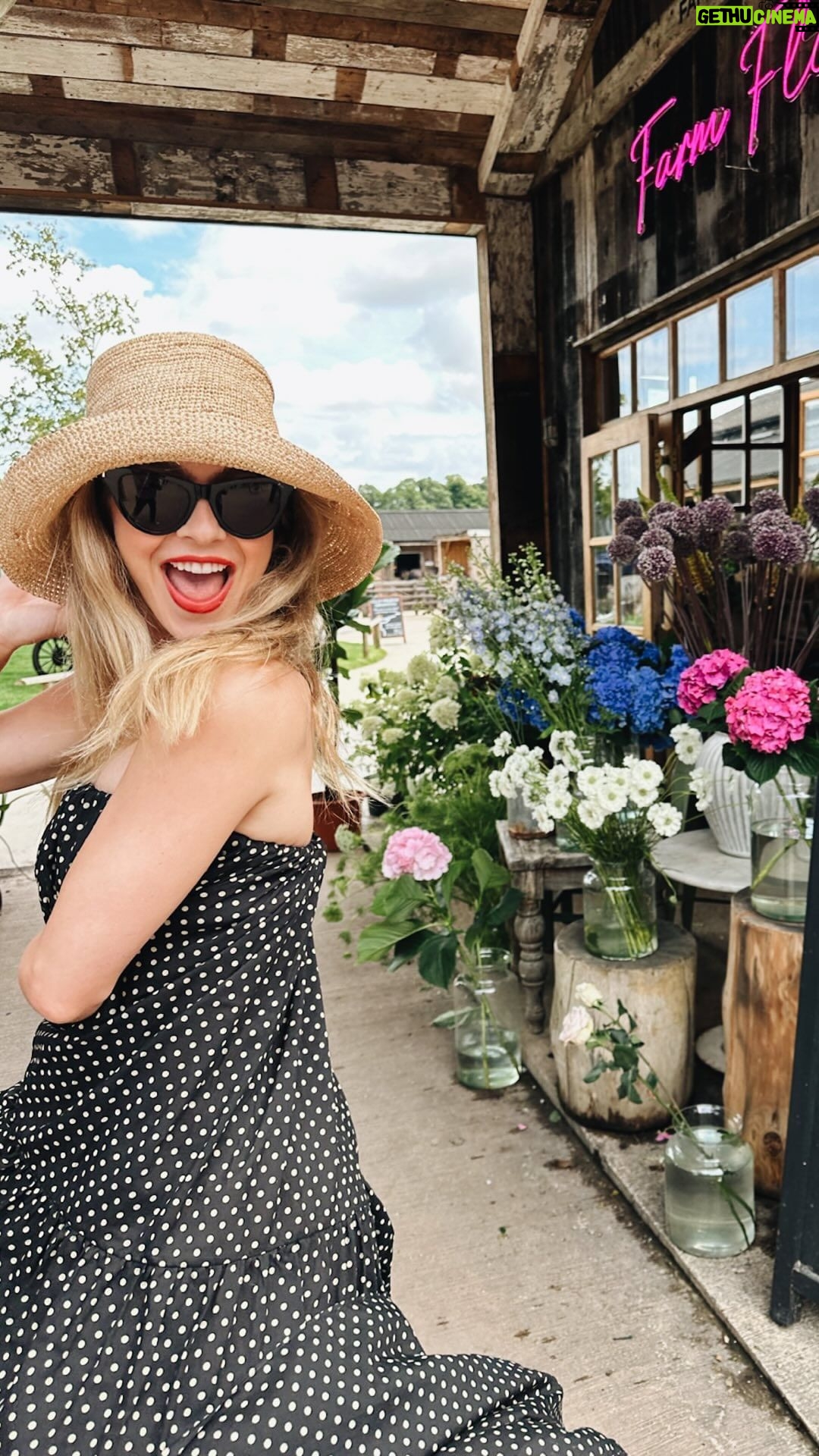 Julianne Hough Instagram - When the dance floor in London calls… you answer 😎💃 Guys and Dolls