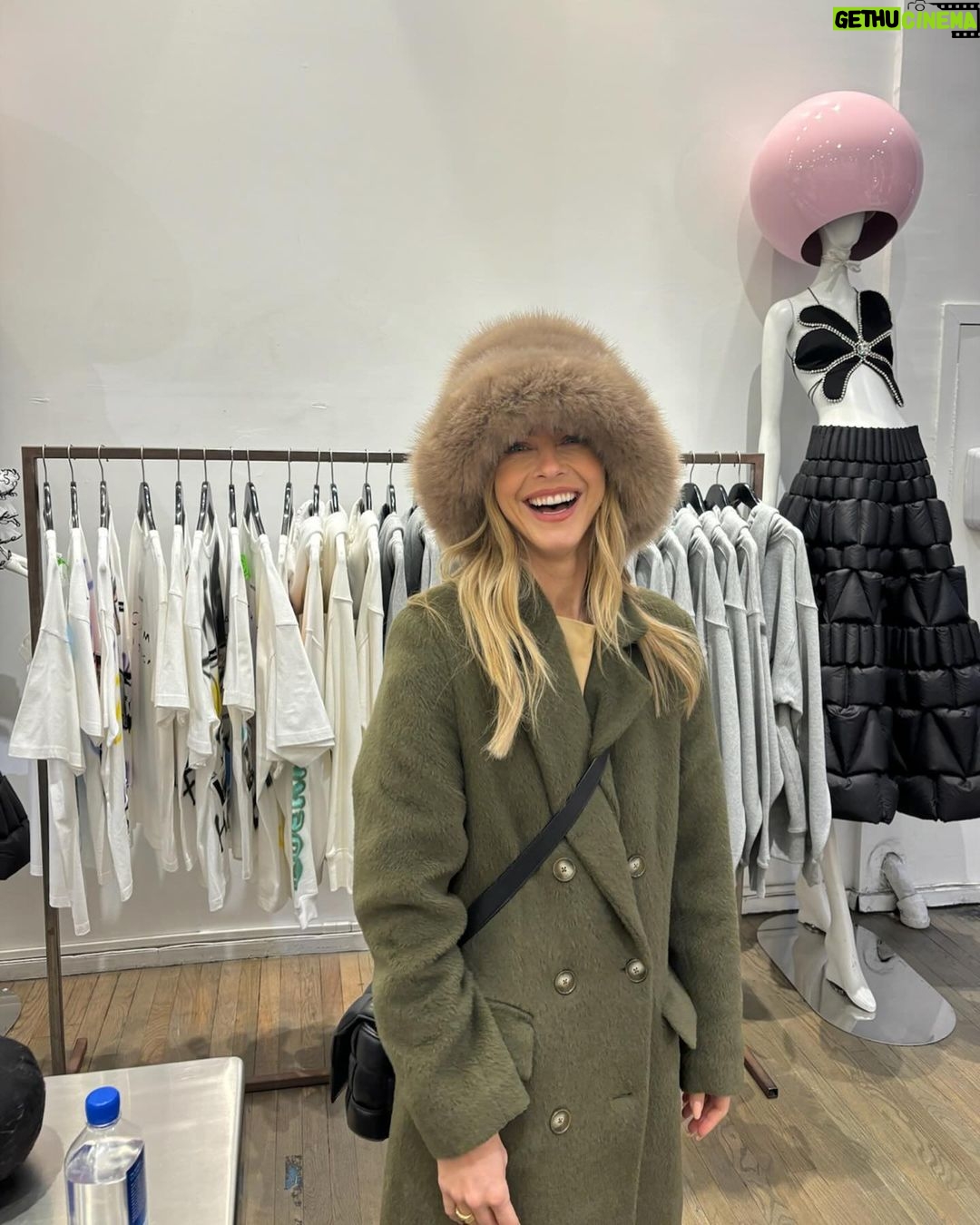 Julianne Hough Instagram - Really loving just a small, very subtle accessory lately 😜