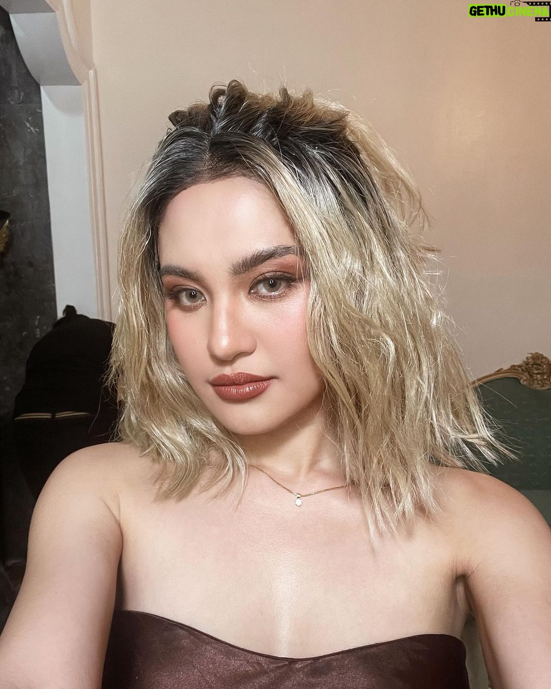 Julie Anne San Jose Instagram - Good day 😎 stream SOMETHING 🎵
