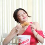 Julie Anne San Jose Instagram - Cravings satisfied with @jollibee! Iba talaga ang crispylicious, juicylicious Chickenjoy! Always a 5-star rating for me ⭐️⭐️⭐️⭐️⭐️